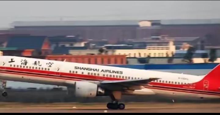 2000年，一中学生乘机去上海，坐在窗边的他，却发现机翼有个小豁口！更要命的是，