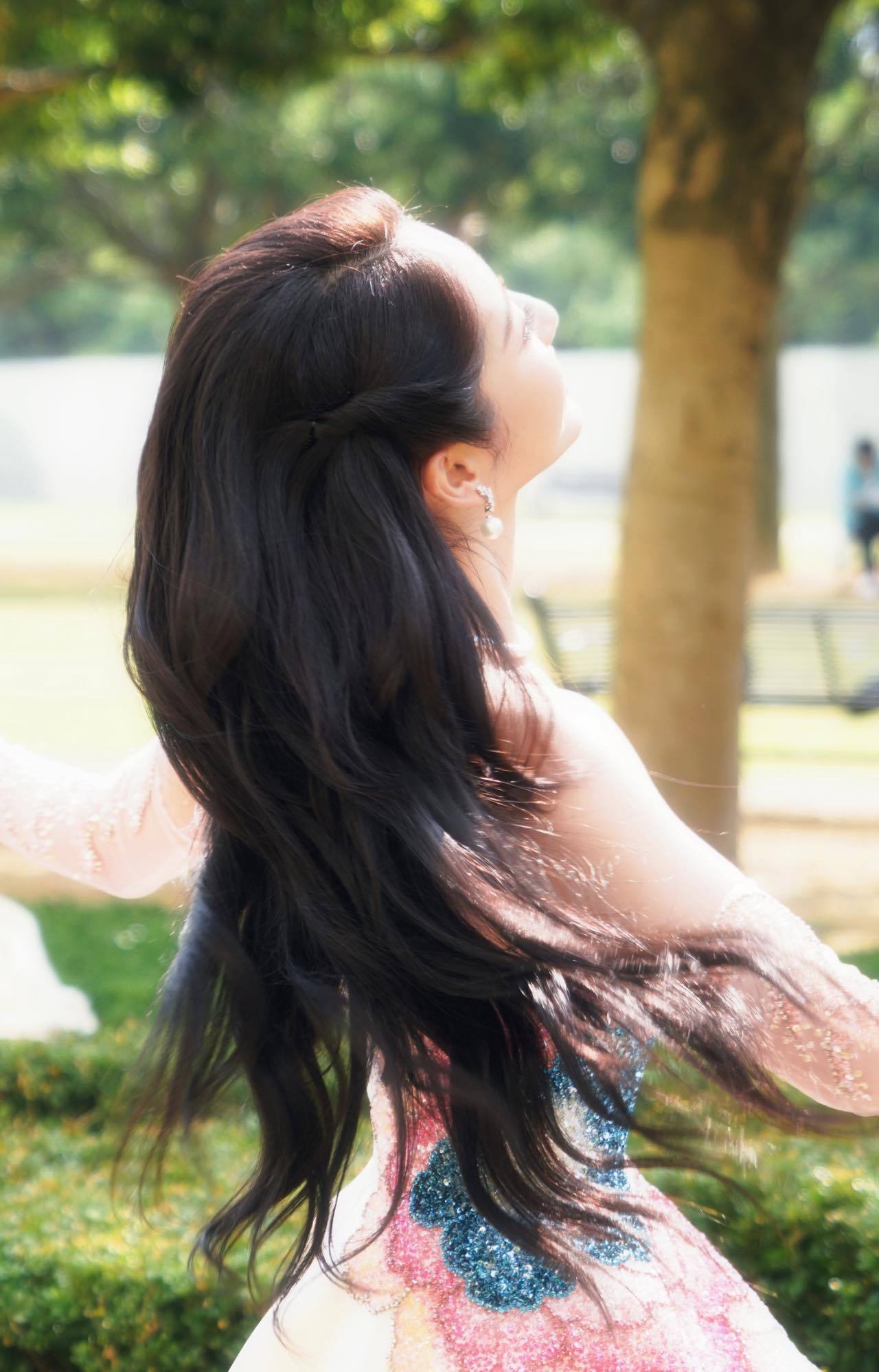 邢菲穿了一朵荷花在身上尖叫之夜出图尖叫之夜明星造型出图邢菲爱奇艺尖叫之夜，身着W