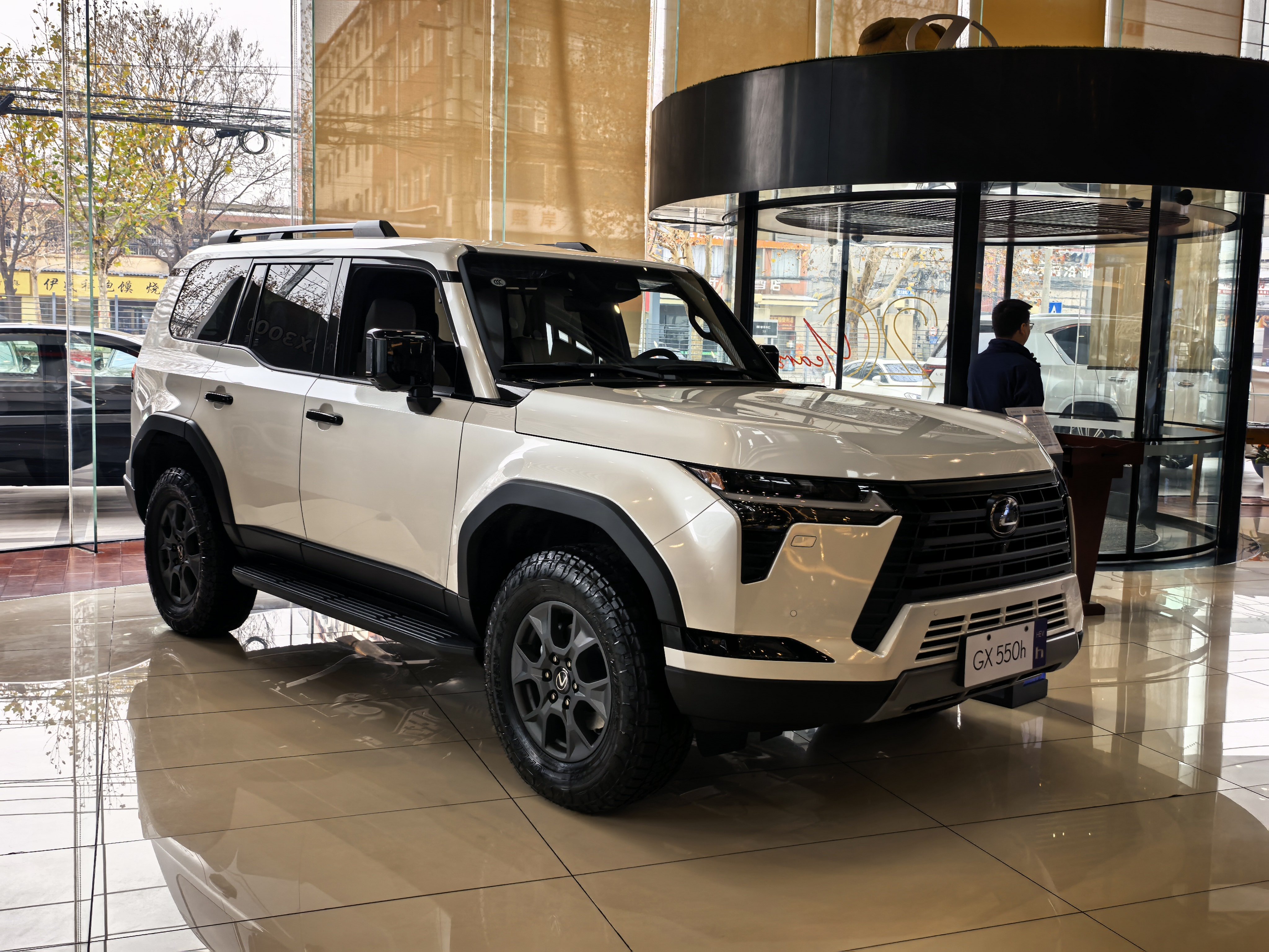 到店里看了下雷克萨斯GX，展车是远峰版Max，指导价82.98万，价格相当坚挺，