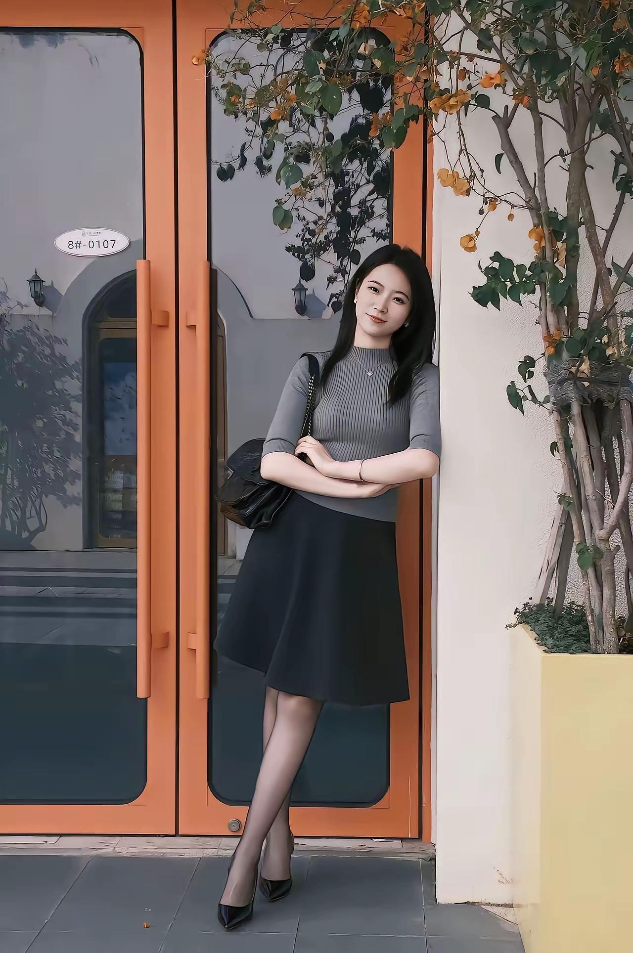 优雅气质穿搭，黑裙配高跟鞋，时尚又迷人！