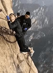 小哥哥，听我一句劝，这个山是必须爬吗？咋不爬了不行吗？