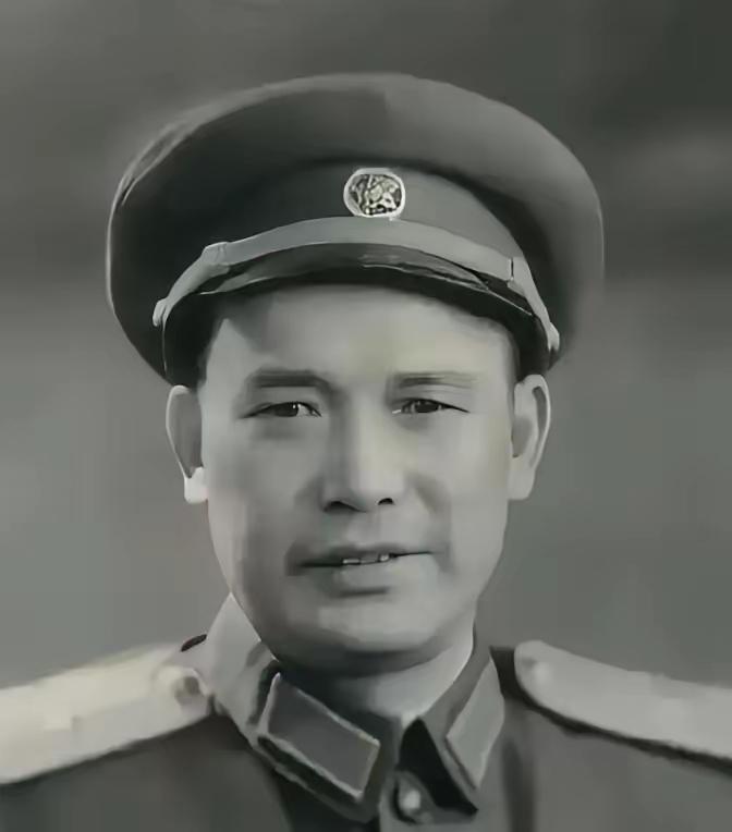 国民党有个代理排长，带着22个弟兄投奔了红军，整整打了16年仗，才升了半级。等到