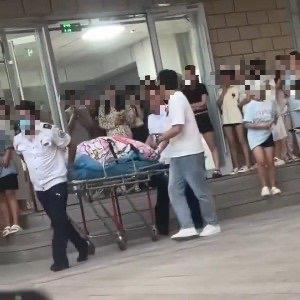 2025还有这种事，生孩子居然还不知道去医院！某高校女生宿舍内一名女生在宿舍紧