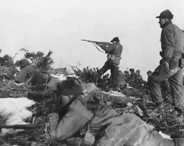 1951年，刚从朝鲜战场上下来的志愿军第50军接到通知，将接受毛主席检阅。有人建