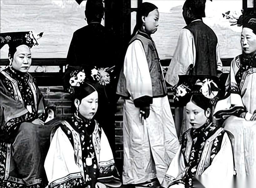 19岁那年，她被慈禧指婚，嫁给了一个60岁的老太监。洞房花烛夜，老太监自己摘了