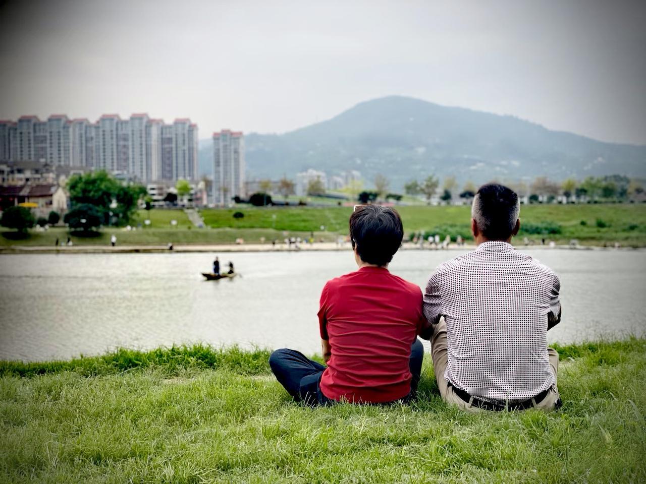 我姨夫说：我姨退休金12000。他呢，4500。说出来都怕给同龄人丢人。