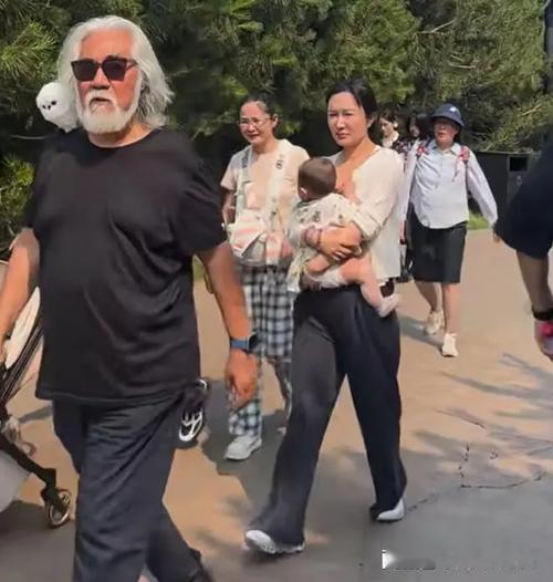 围观群众说，那天在环球影城，真是开了眼界。张纪中这老爷子，平时镜头前多温柔啊，怎