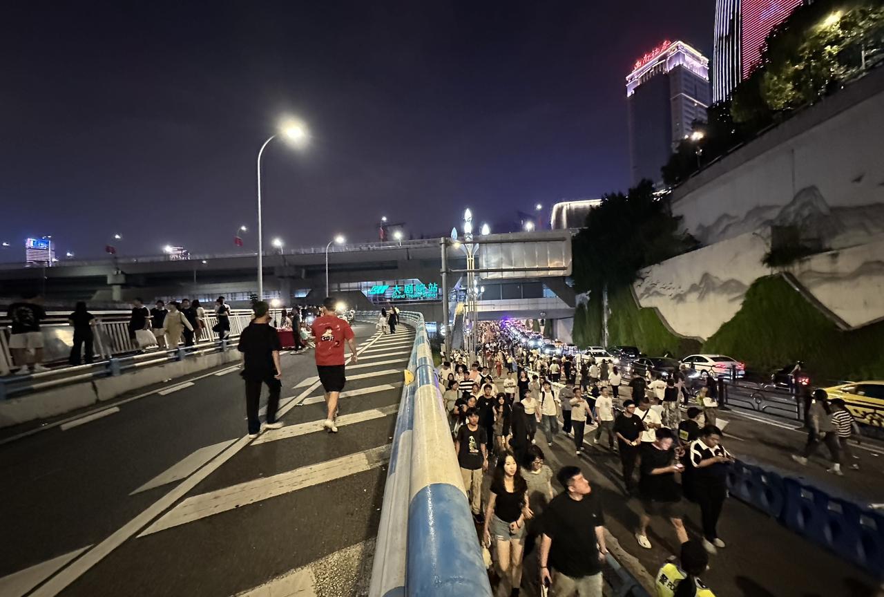 10月5日，重庆主城区，重庆旅游的人气开始不如昨天前天……10月5日晚上9点半到
