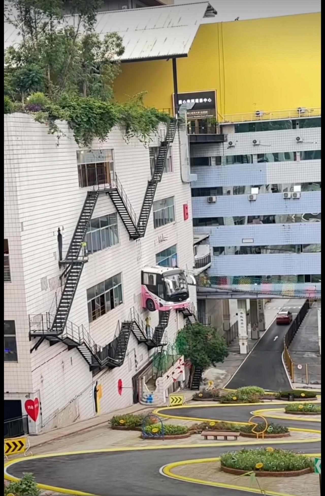 耶！哪个老辈子把车开到墙头来了嘛？