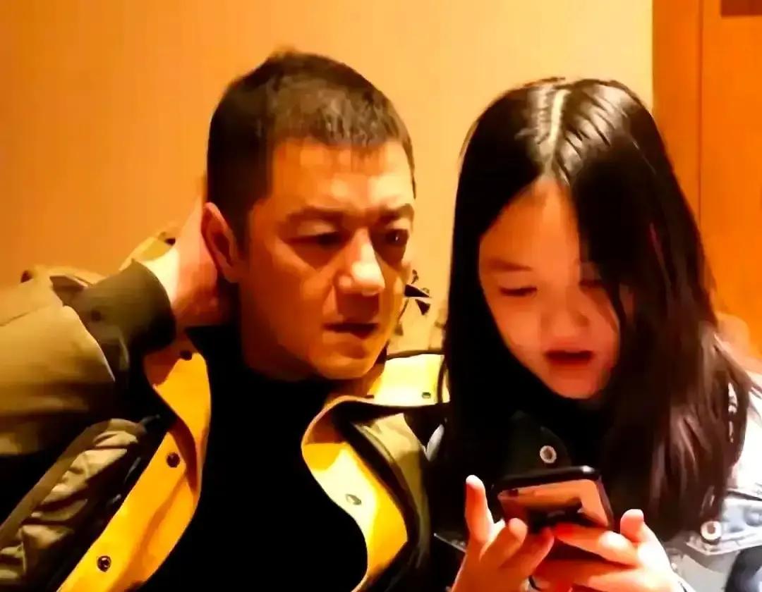 李亚鹏昨晚发了条微博，三张全家福，配文就六个字“这一刻，刚刚好”照片里19岁的李