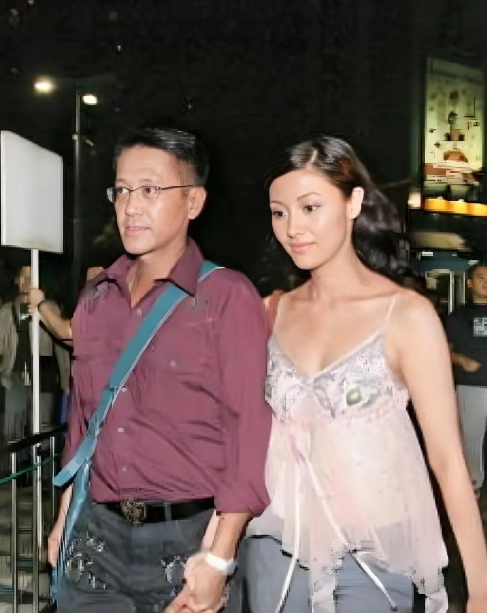 好多人说大美女李嘉欣衣品很差，其实看这张合影照片，她的富豪老公许晋亨的衣品也不是