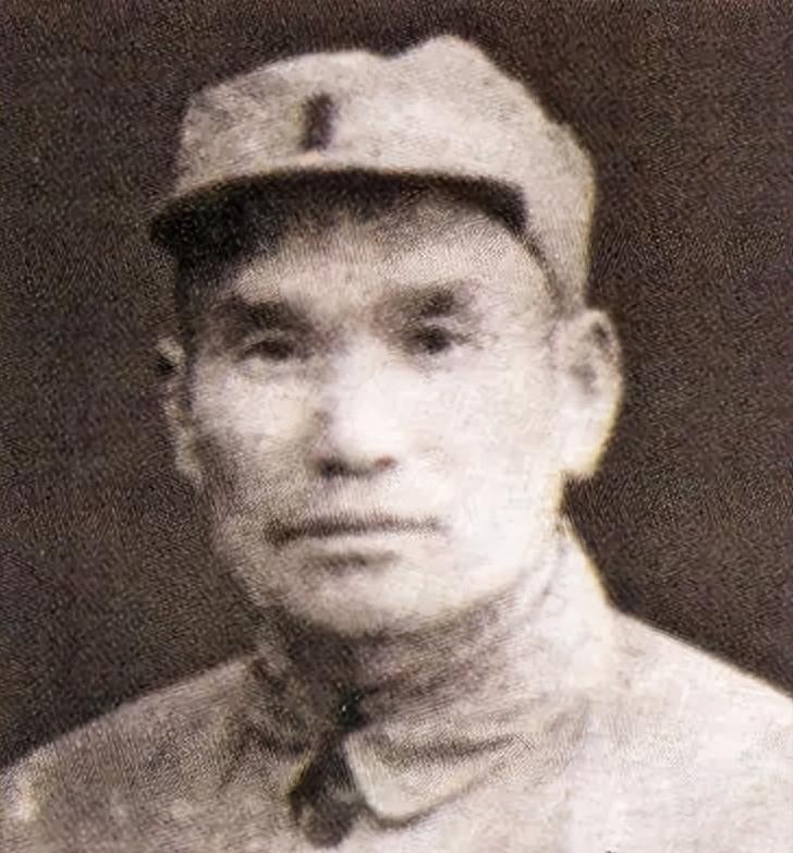 上级领导翻着那份中将授衔名单，眉头一皱，“怎么没见周骏鸣？”秘书答：“他调走了，