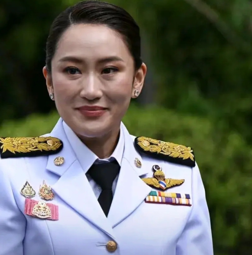 佩通坦还是太嫩了，这次真的踩到坑里，不知道怎么收场了。15日，佩通坦和柬埔寨前