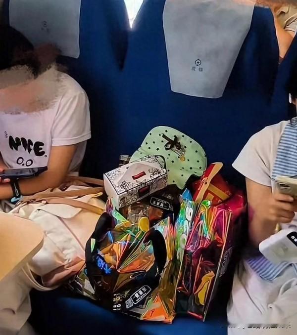 太刚了！火车两个女孩买3张票，一张放零食，站票大姐想坐被拒，喊来乘务员，说这座位