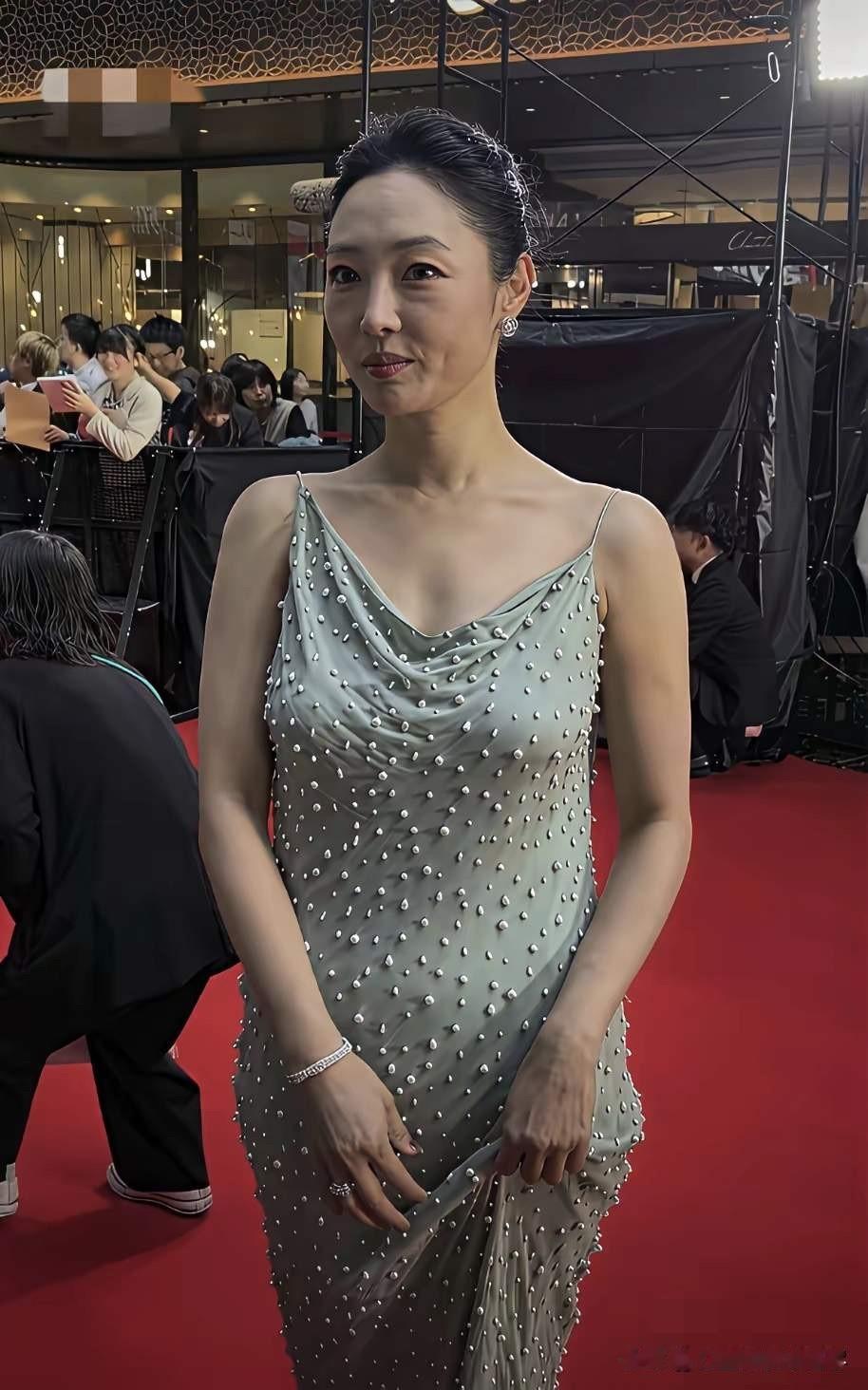 这难道是家里实在没衣服穿了吗，看白百何身上穿的这件吊带裙，那可真是让人一言难尽啊