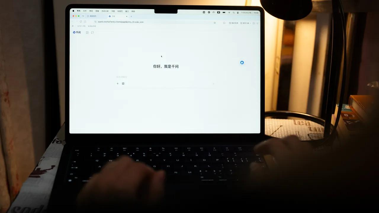 然而，这次夸克AI浏览器和千问的深度融合，彻底打破了这个局限。它不再是一个挂在角