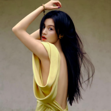 谁被这组大片惊艳到！裸全背造型无繁复装饰，靠流畅线条与简约设计取胜，庭院中漫步的