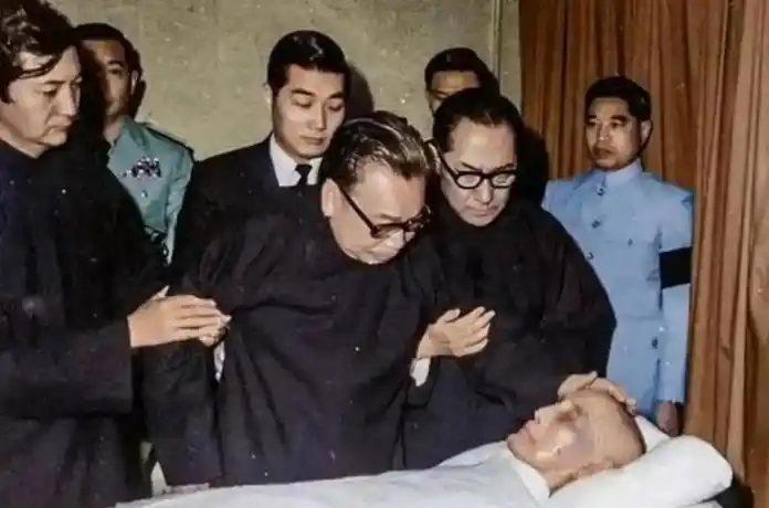 1987年台北一次同乡茶叙，病榻上的蒋经国突然挣扎着起身，用一口浓重的浙江口音讲