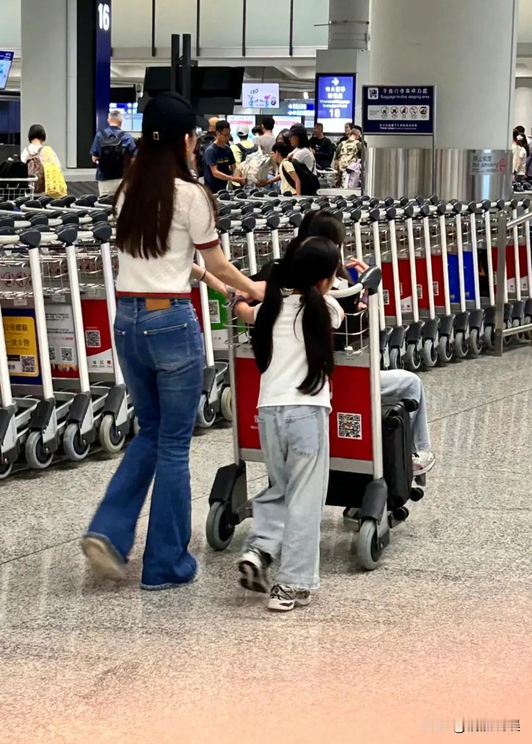 郭富城、方媛带着孩子们返港，两个女儿时不时围着爸爸撒欢，看起来亲子关系超级好的。