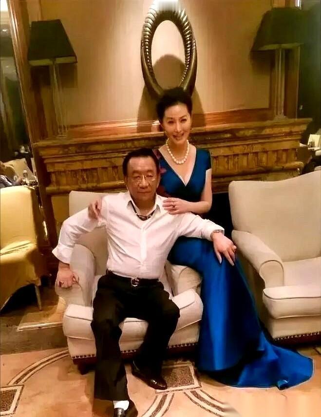 侯耀华老师一张图，把我看愣了。一件板正的白衬衫，下摆一丝不苟地塞进西裤里，手腕