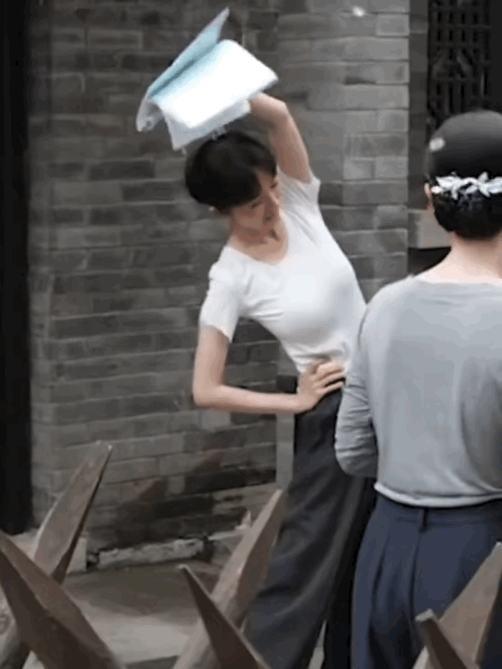 杨幂拍戏间隙都不忘做八段锦，难怪身材能保持的这么完美！​​​