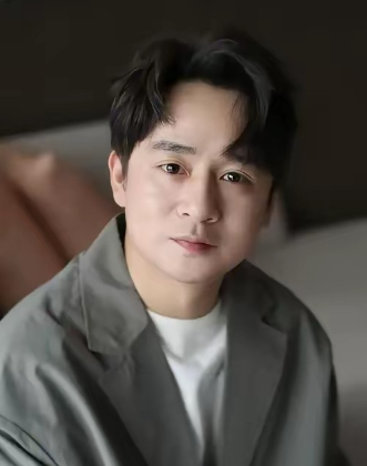 演员黄澄澄说：“我在三十岁时，有天在门口遇到了房东，他告诉我，房租拖欠了快
