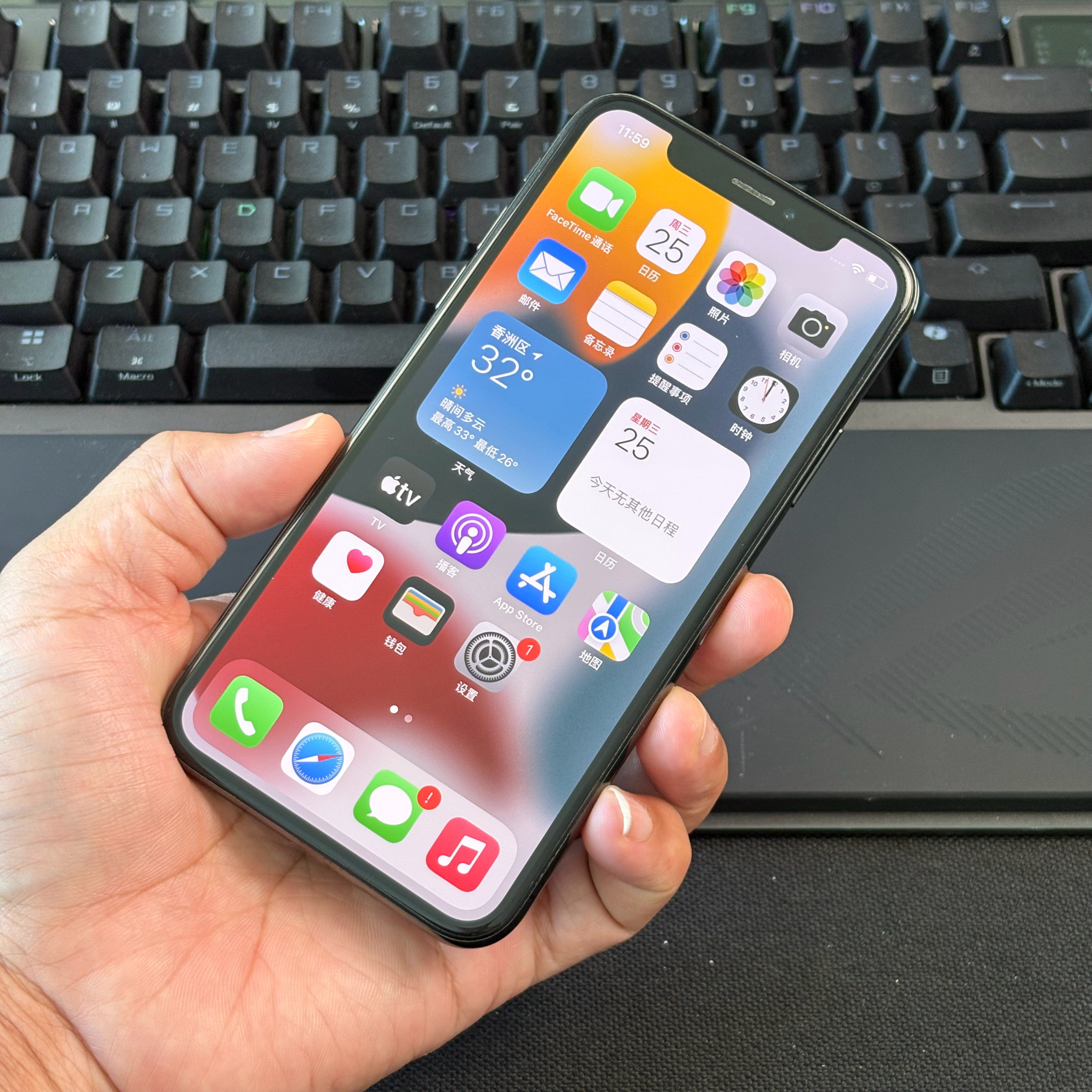 评论区里抽个老铁送出一台iPhoneX256G，当年我首次拿着iPhone