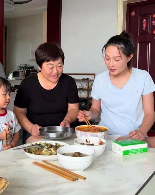 有件事憋在心里很久，不知道是不是我格局太小。老公和前妻已经离婚好几年，孩子是婆婆