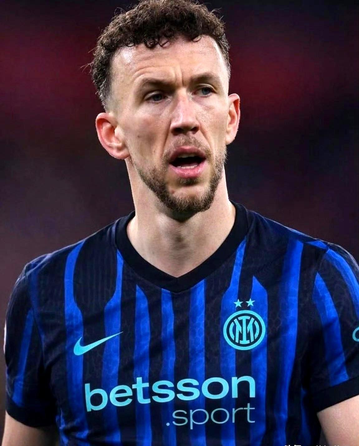 37岁的佩里西奇，成了国米最后的指望。国米电话都快打烂了，佩里西奇自己也点