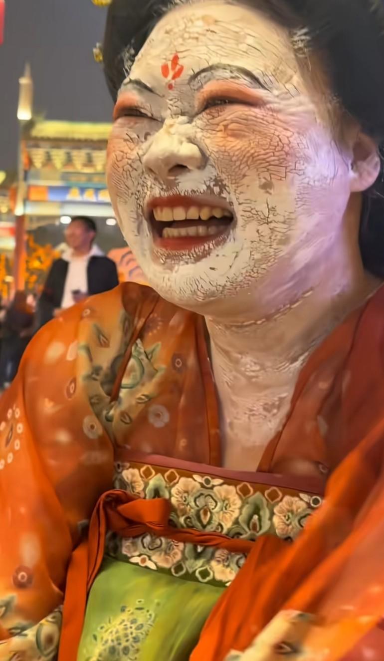 化了唐装真的不能有太多表情不能笑，一笑粉光卡皱纹里，皱纹一下子显的很多有人化了