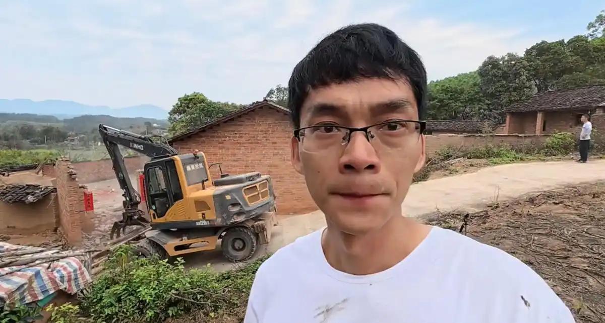 唐尚珺这个名字，一到高考季就会被翻出来。有人说他励志，复读15年，参加16次