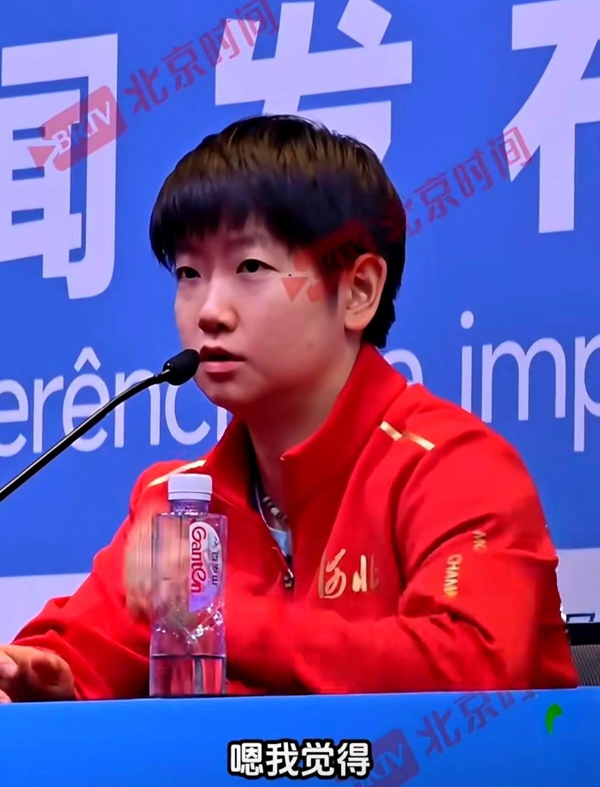 在赛后的发布会上，孙颖莎对王曼昱的表现给予了高度评价，称赞她在逆境中的拼劲、咬劲