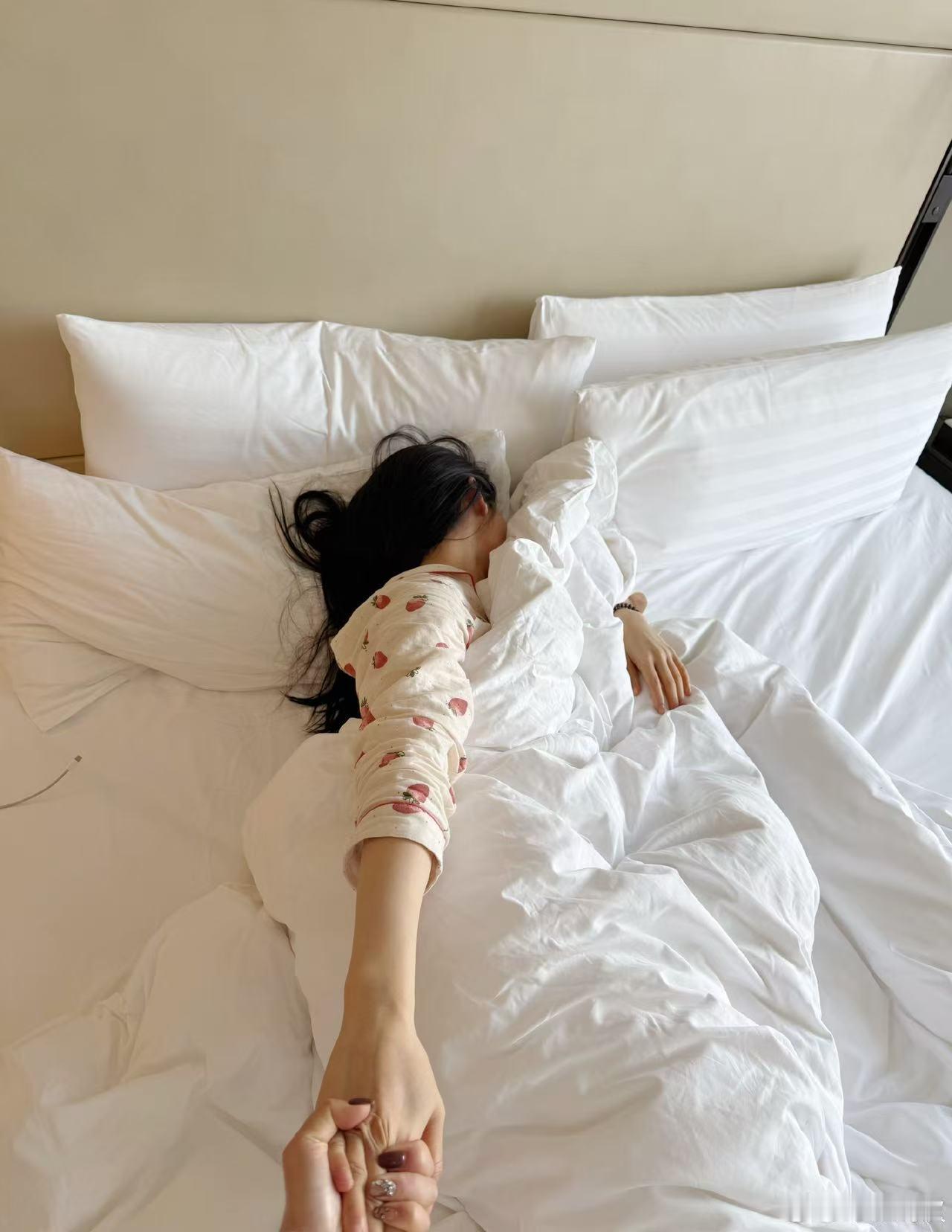 张婧仪起床出发张婧仪露背造型张婧仪发的起床出发plog，这起床状态是在演我吧，