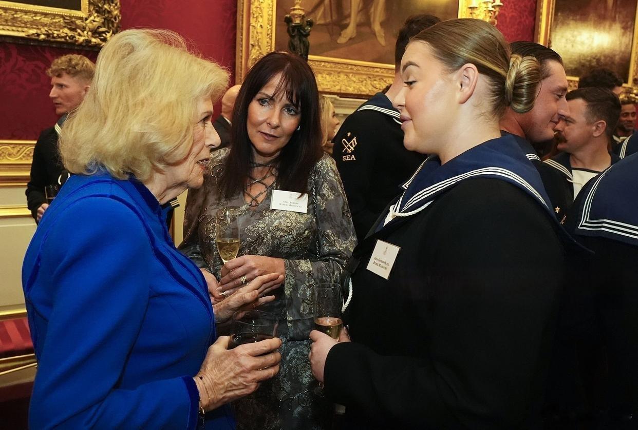 卡米拉王后是君主制的终结者，威廉王子将会失去自己的王位？查尔斯三世坚持不退位，认