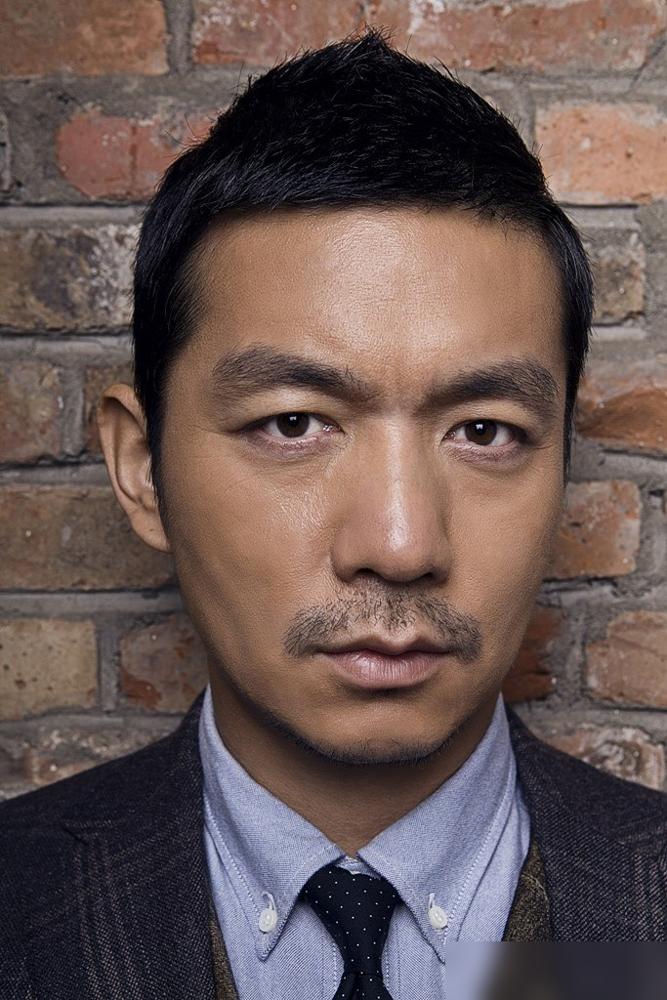 北影学生邢佳栋，因为替女同学出头打架，被开除了。就这一下子，前程断了。北