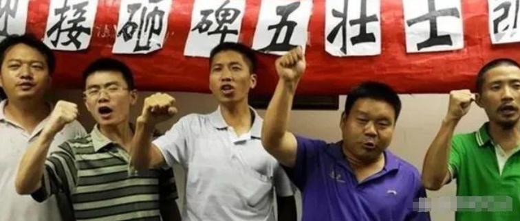 2011年，黑龙江方正县斥资50万为日本开拓团立碑，还要求商户在碑上绘制日本国旗