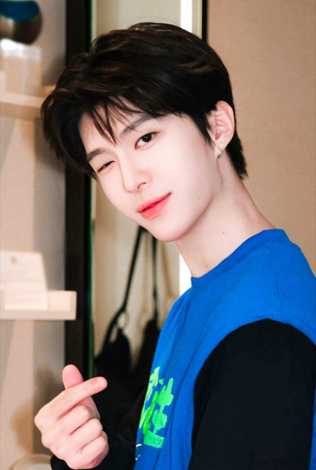 1、有消息称光线法条系列电影定了邓超，赵丽颖和范丞丞，暂定11月开机，范丞丞资源