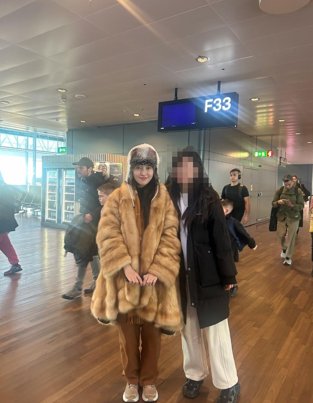 12月26日，金莎现身斯德哥尔摩机场，网友偶遇后，开心的和她合影。金莎的造型