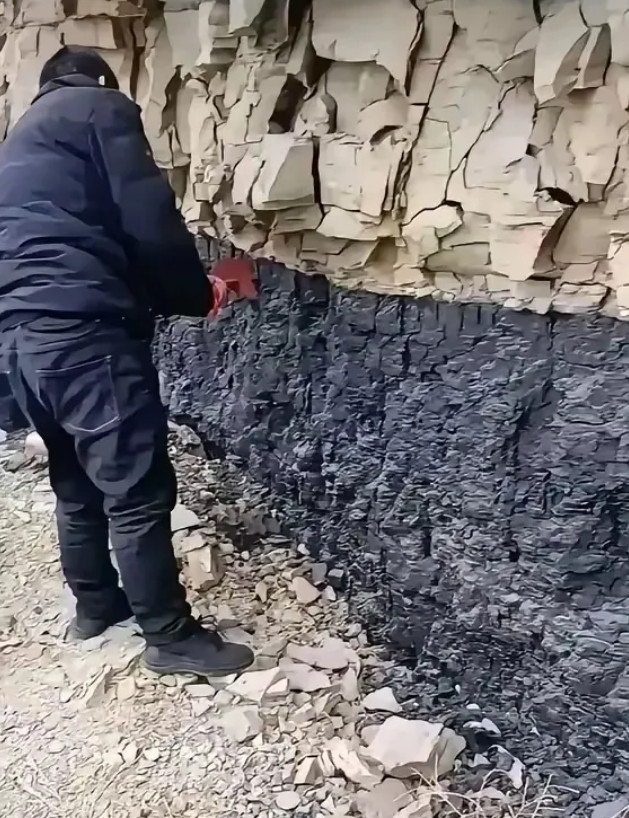 福建一男子偶然发见一大片露天煤层，他想要挖点煤挑回家生火做饭，可他不知道，那种煤