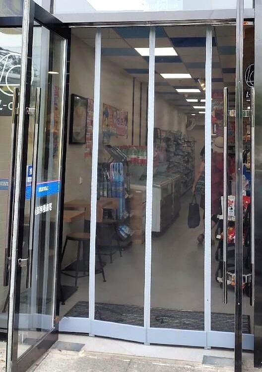 街角那家小饭馆，起初手艺差，男老板出去拜师学厨，三四年后火起来。火起来后，人也