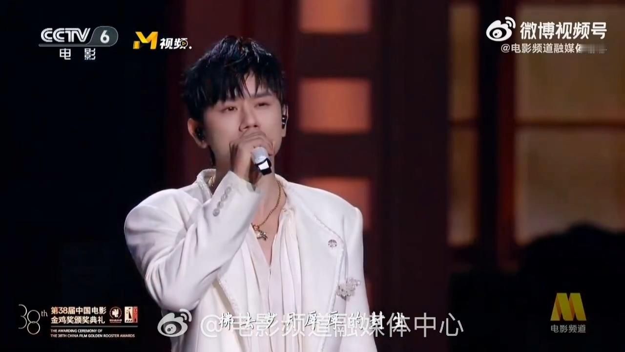 张杰的舞台永远让人惊艳！稳到极致的唱功搭配炸裂舞台表现力，直接点燃全场。谢娜秒变