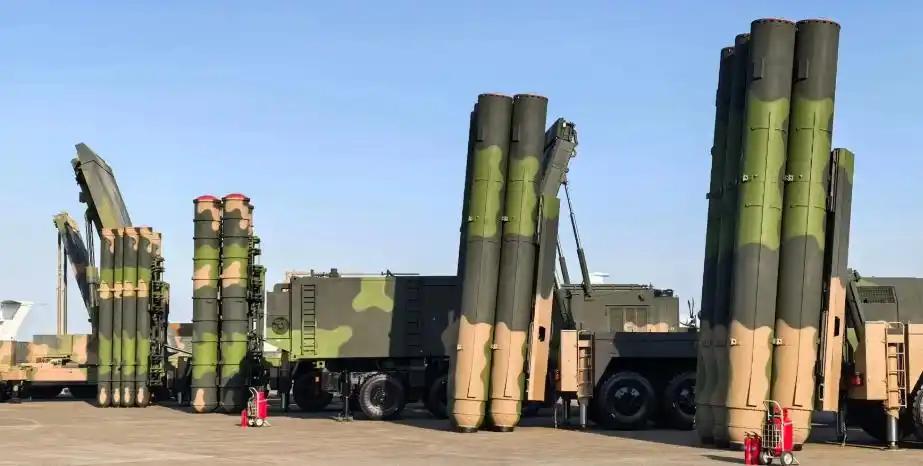 导弹竖起来了，最让人安心的有2件事！ 东部战区沿海一线的地导部队，导弹发射架