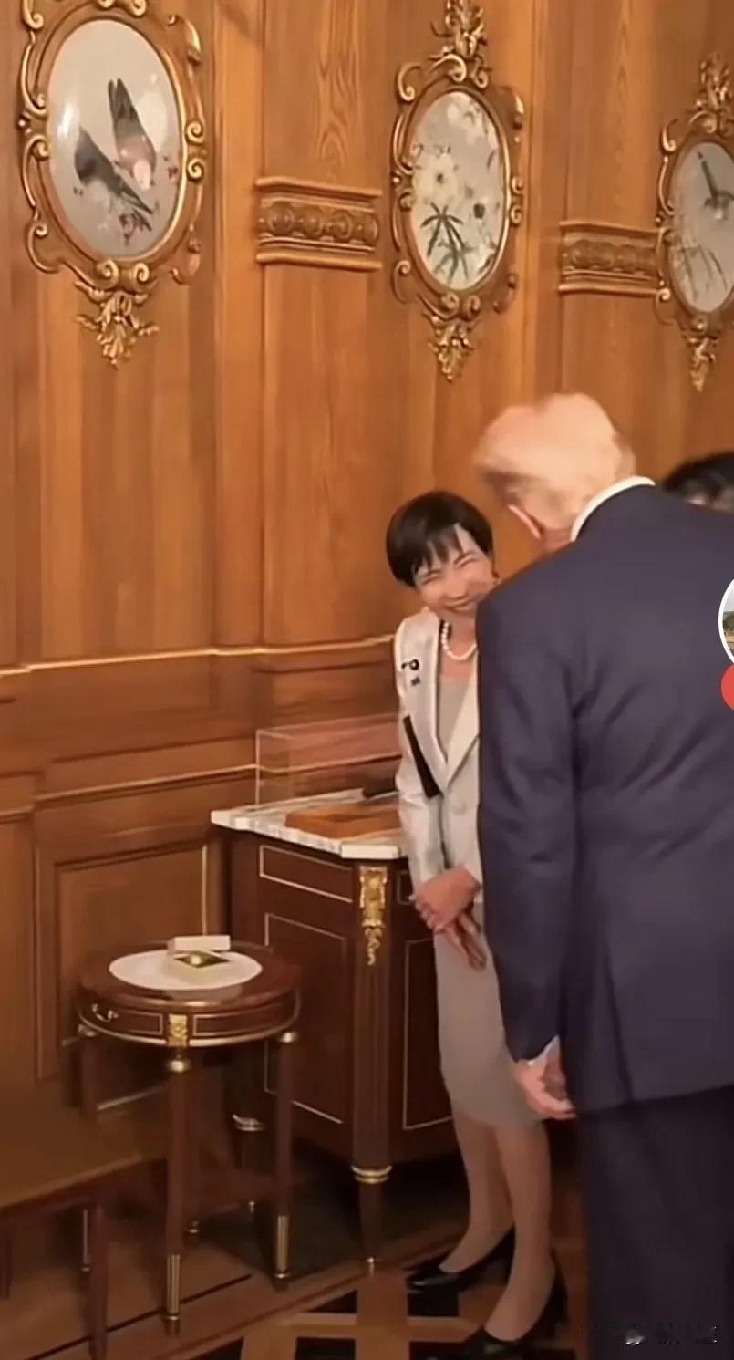 这就是小日本在美国的地位！日本女首相的谄媚、卑躬屈膝，在此刻展现的淋漓尽致！