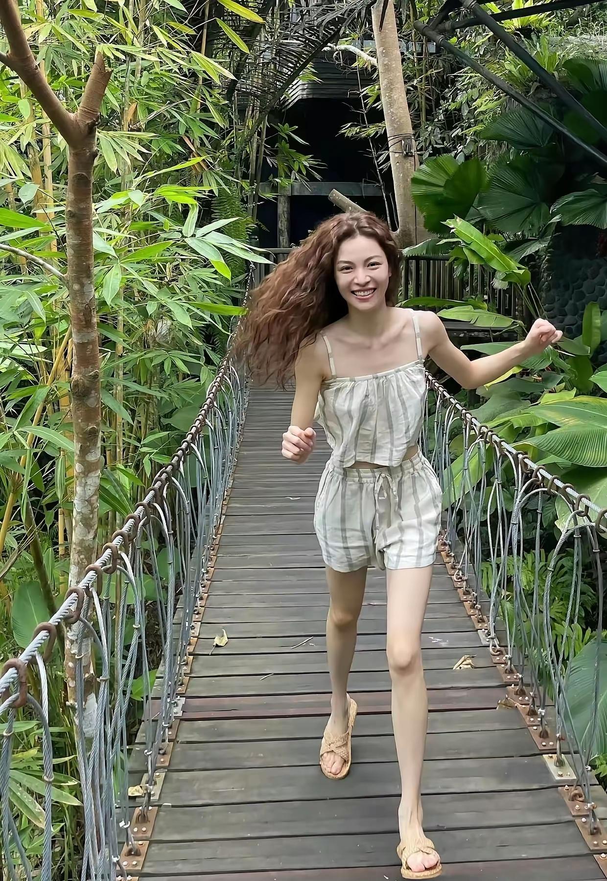 钟楚曦真的是那种哪怕披一件麻袋都尽显时尚美感的女孩。她阳光开朗、热情奔放，可甜可