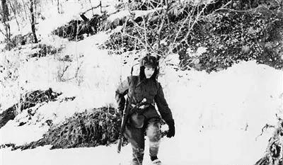 1945年，抗联三路军特派员于天放，因叛徒出卖被俘锁在监狱，每天都要受到非人的对