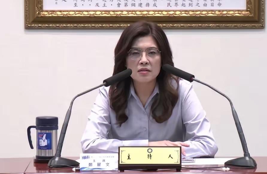 郑丽文对韩国瑜访美表态17日下午，中国国民党主席郑丽文在记者会现场回应外界对