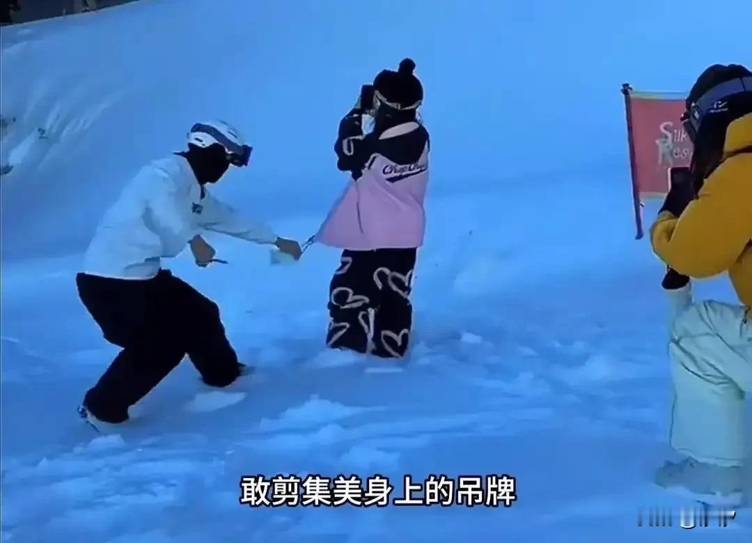 刷到一个视频，现在网络上流行吊牌侠，还有人拍视频专门记录自己的行动！这可让那