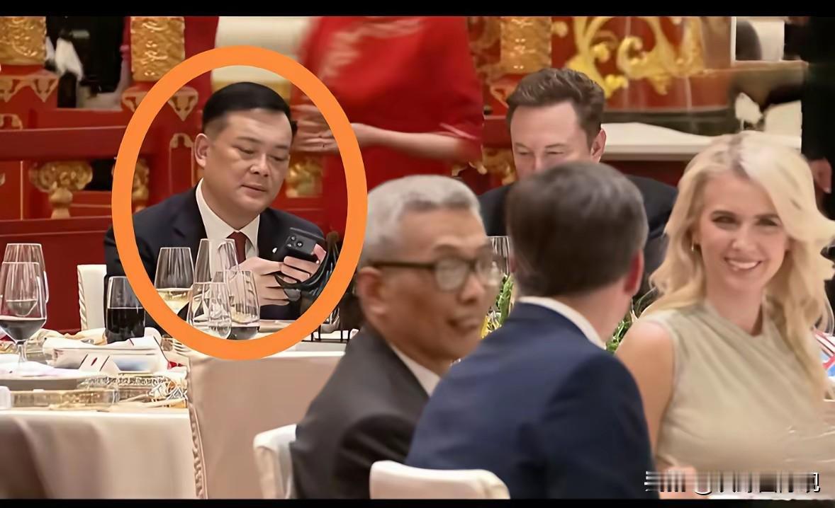 曹晖坐在马斯克旁边，马斯克是个社恐，根本不搭理人，他只好玩手机了，成年人