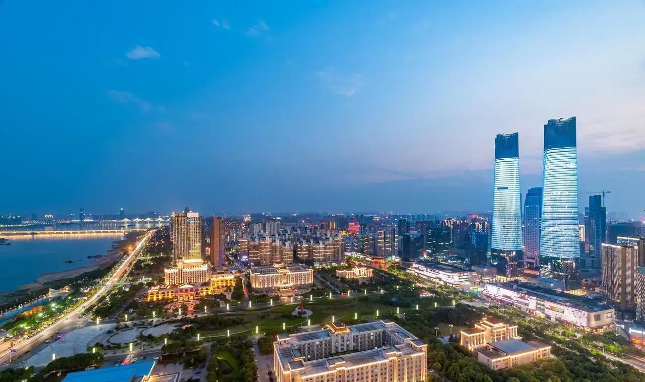 江西这地方总被外面人说“中部垫底”“存在感低”，动不动就贴上“环江西经济圈”的标