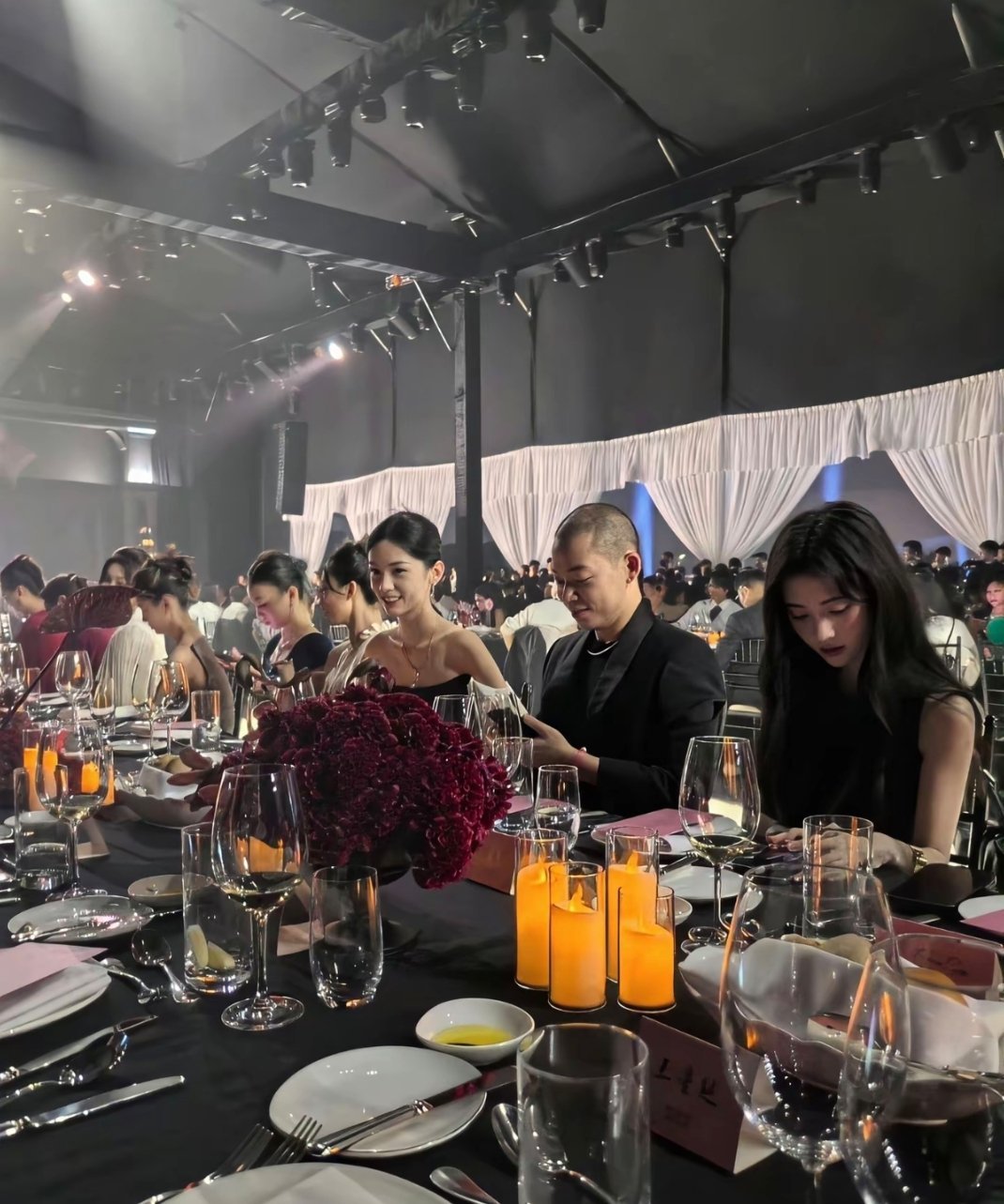 丨鞠婧祎在人群中很耀眼丨✨​